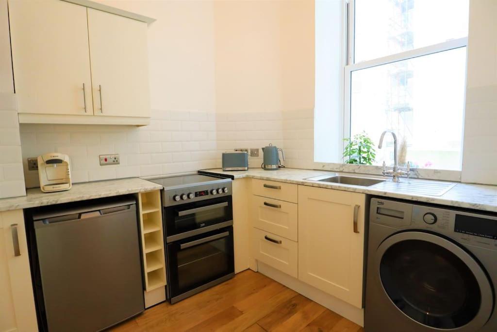 Seagulls Nest- Stylish 1 Bed Seafront Apartment Хейстингс Екстериор снимка